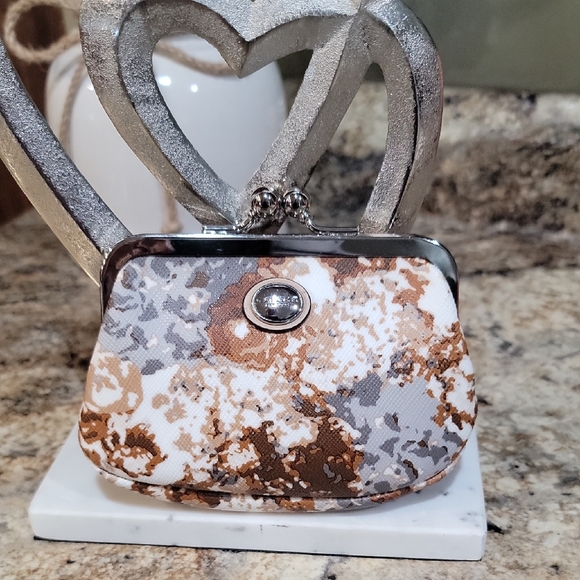 Coach Handbags - COACH EUC Kisslock Coin Purse